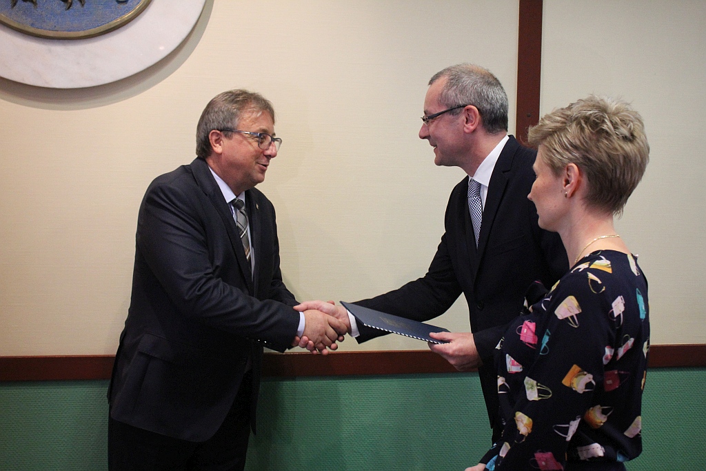W Ratuszu prezydent i radni odebrali zaświadczenia