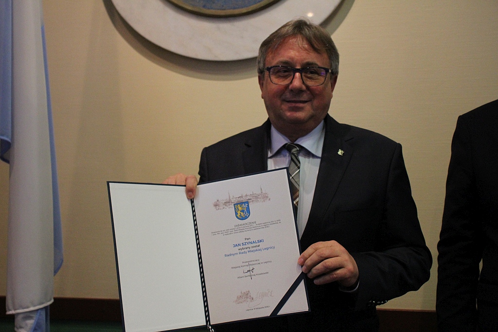 W Ratuszu prezydent i radni odebrali zaświadczenia