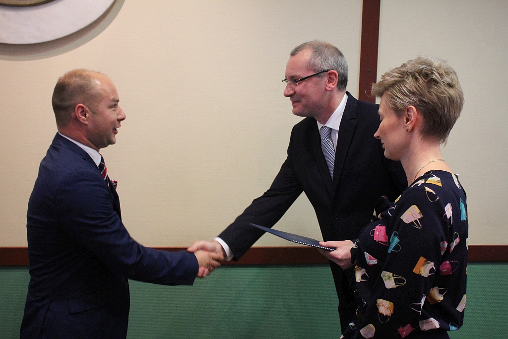 W Ratuszu prezydent i radni odebrali zaświadczenia