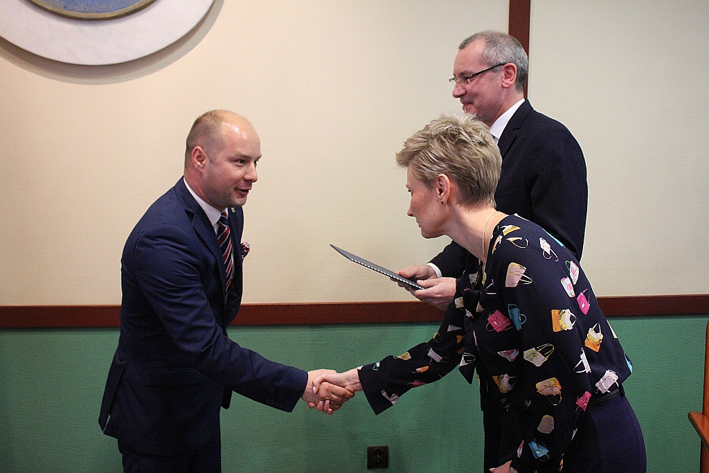 W Ratuszu prezydent i radni odebrali zaświadczenia