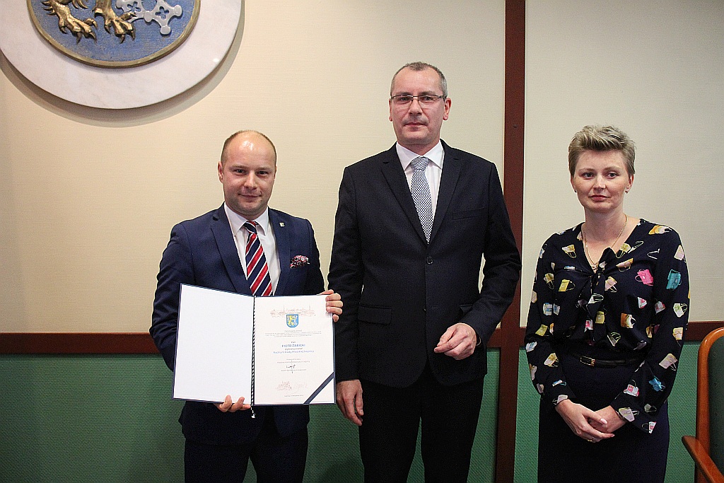 W Ratuszu prezydent i radni odebrali zaświadczenia