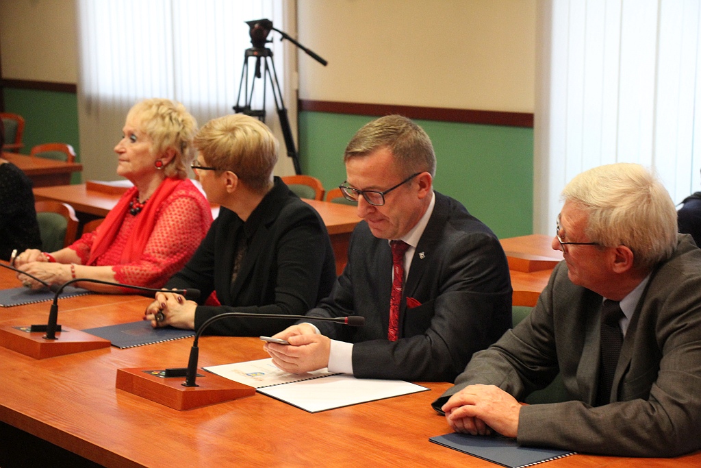 W Ratuszu prezydent i radni odebrali zaświadczenia