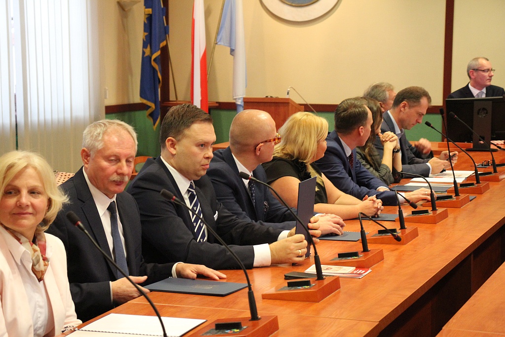 W Ratuszu prezydent i radni odebrali zaświadczenia