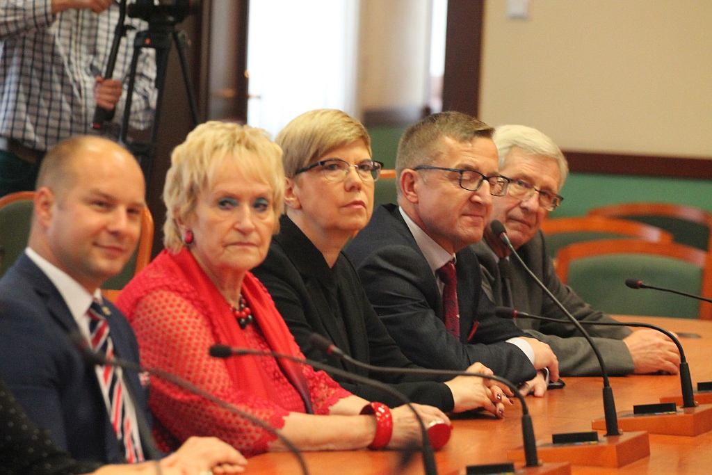 W Ratuszu prezydent i radni odebrali zaświadczenia