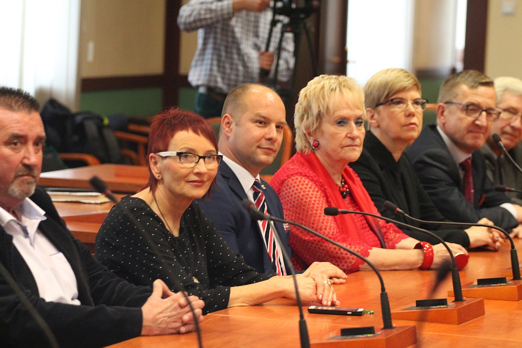W Ratuszu prezydent i radni odebrali zaświadczenia