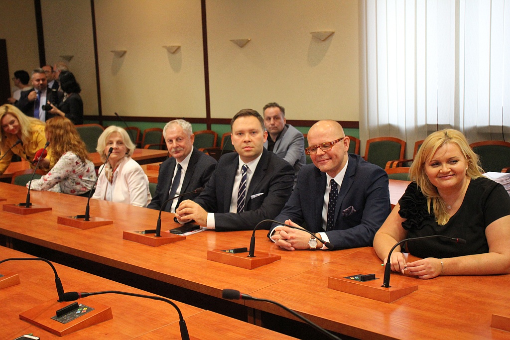 W Ratuszu prezydent i radni odebrali zaświadczenia