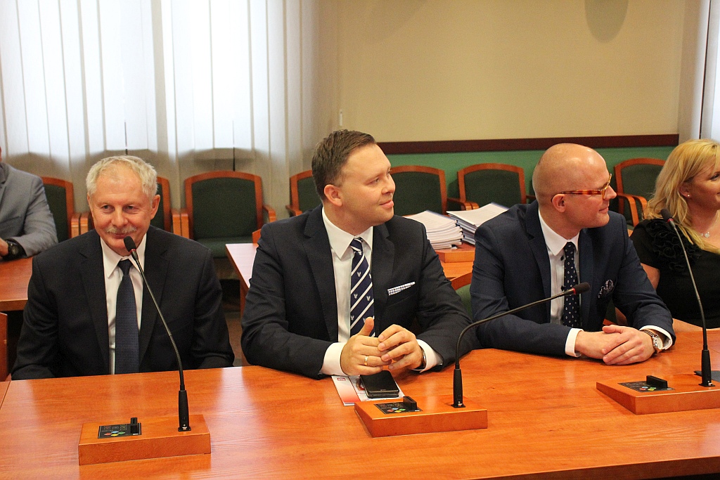 W Ratuszu prezydent i radni odebrali zaświadczenia
