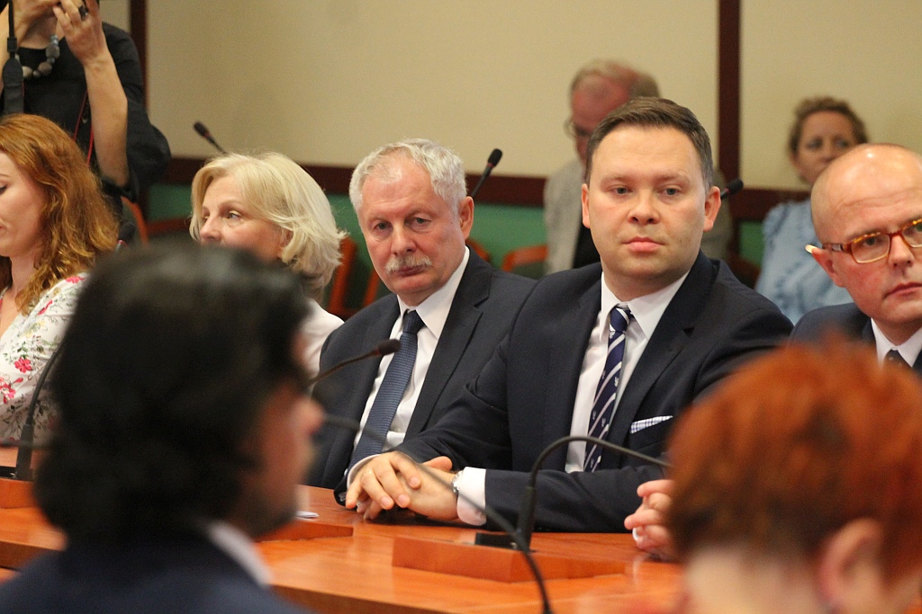 W Ratuszu prezydent i radni odebrali zaświadczenia
