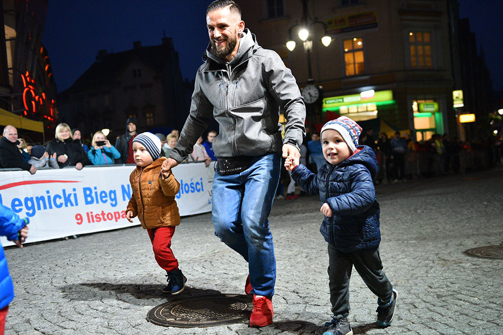 Dzieci, młodzież i kijkarze na Biegu Niepodległości