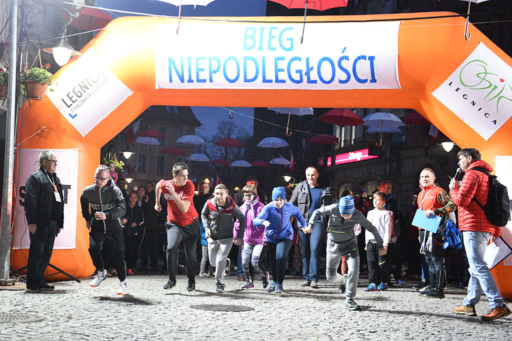 Dzieci, młodzież i kijkarze na Biegu Niepodległości