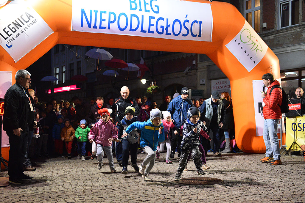 Dzieci, młodzież i kijkarze na Biegu Niepodległości