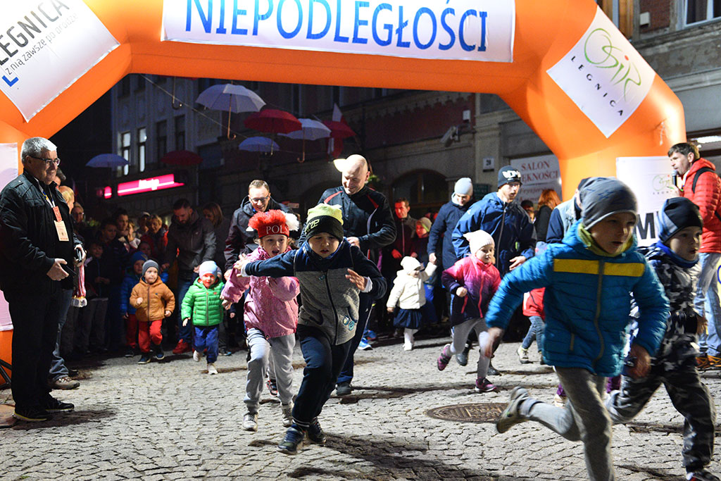 Dzieci, młodzież i kijkarze na Biegu Niepodległości