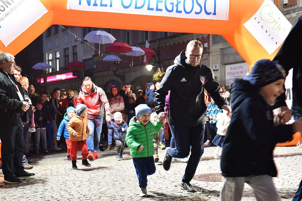 Dzieci, młodzież i kijkarze na Biegu Niepodległości