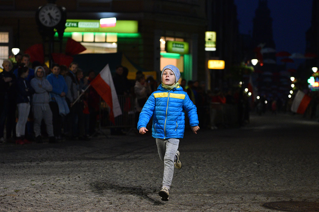 Dzieci, młodzież i kijkarze na Biegu Niepodległości