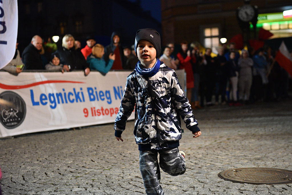 Dzieci, młodzież i kijkarze na Biegu Niepodległości