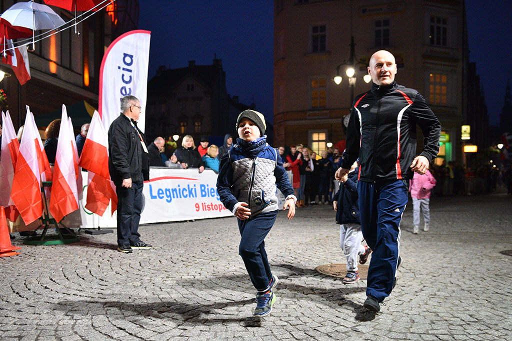 Dzieci, młodzież i kijkarze na Biegu Niepodległości