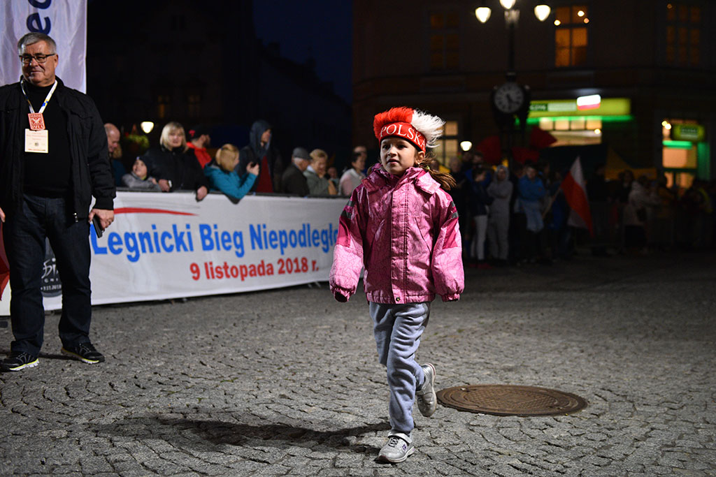 Dzieci, młodzież i kijkarze na Biegu Niepodległości