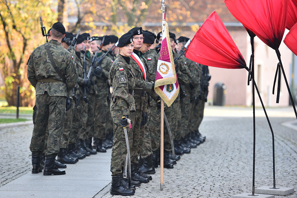 Uczniowie klas mundurowych ślubowali Biało – Czerwonej