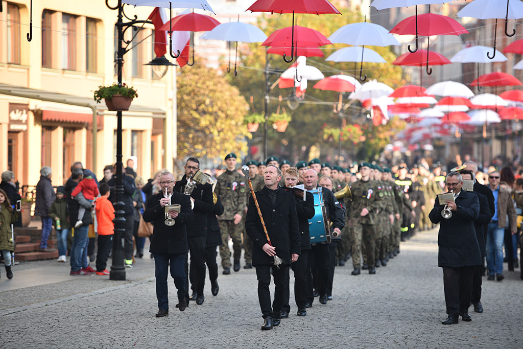 Uczniowie klas mundurowych ślubowali Biało – Czerwonej