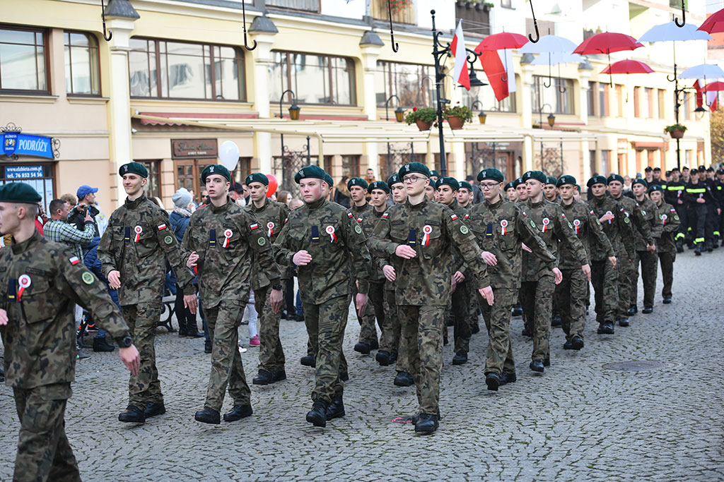 Uczniowie klas mundurowych ślubowali Biało – Czerwonej