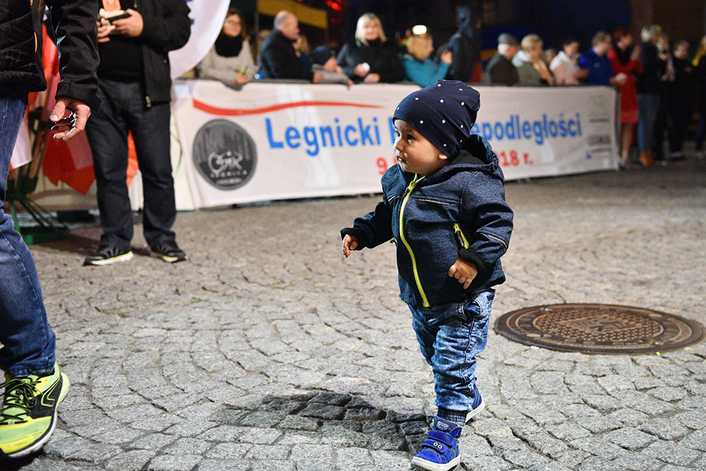 Dzieci, młodzież i kijkarze na Biegu Niepodległości