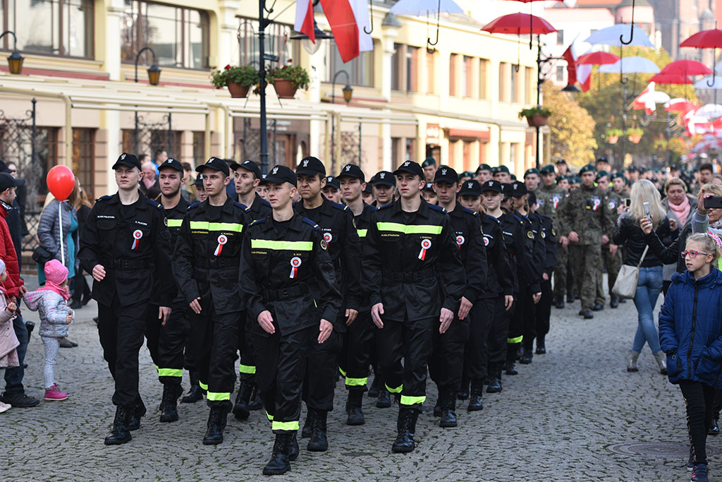 Uczniowie klas mundurowych ślubowali Biało – Czerwonej