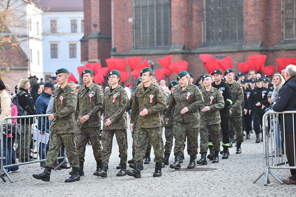Uczniowie klas mundurowych ślubowali Biało – Czerwonej