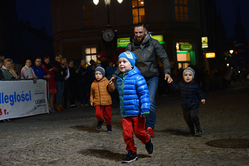 Dzieci, młodzież i kijkarze na Biegu Niepodległości