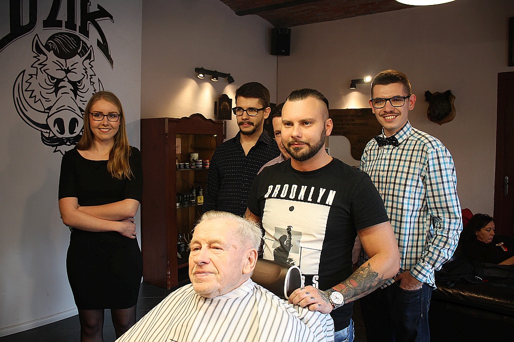 Stefan Czachor po raz pierwszy był z wizytą u fryzjera