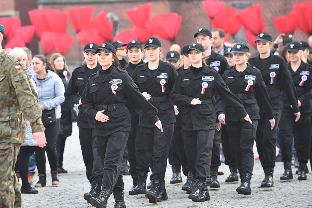 Uczniowie klas mundurowych ślubowali Biało – Czerwonej