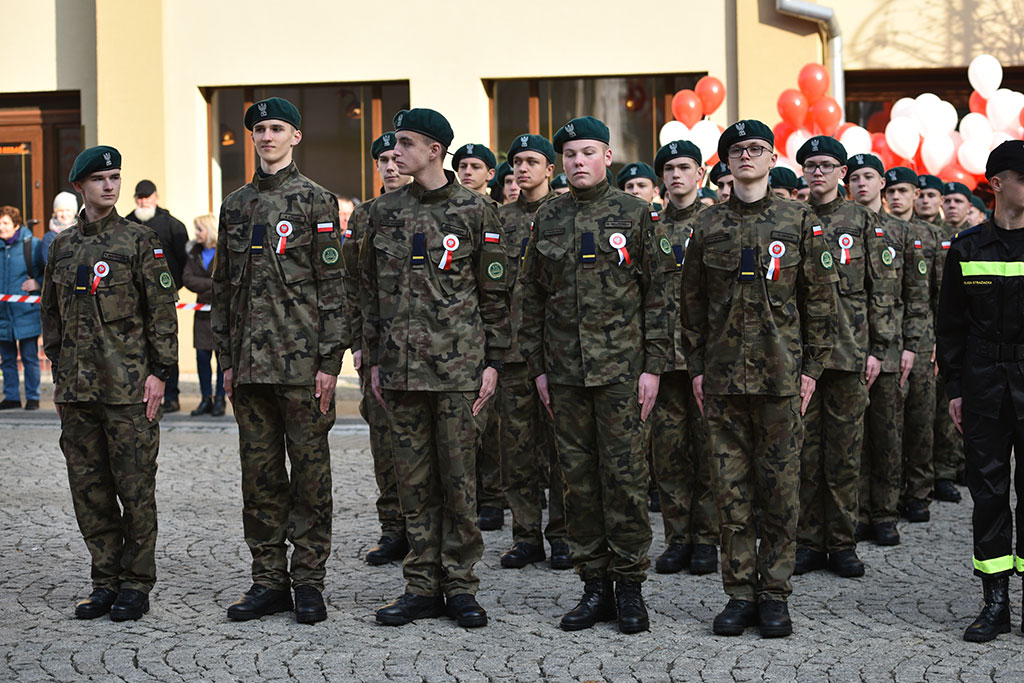 Uczniowie klas mundurowych ślubowali Biało – Czerwonej