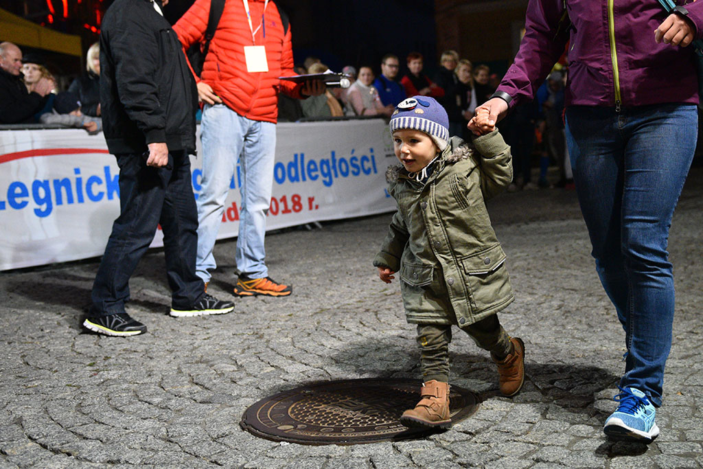 Dzieci, młodzież i kijkarze na Biegu Niepodległości