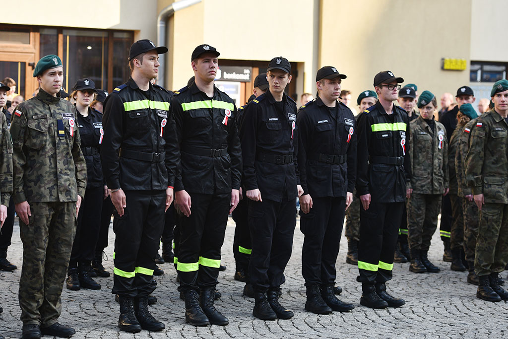 Uczniowie klas mundurowych ślubowali Biało – Czerwonej