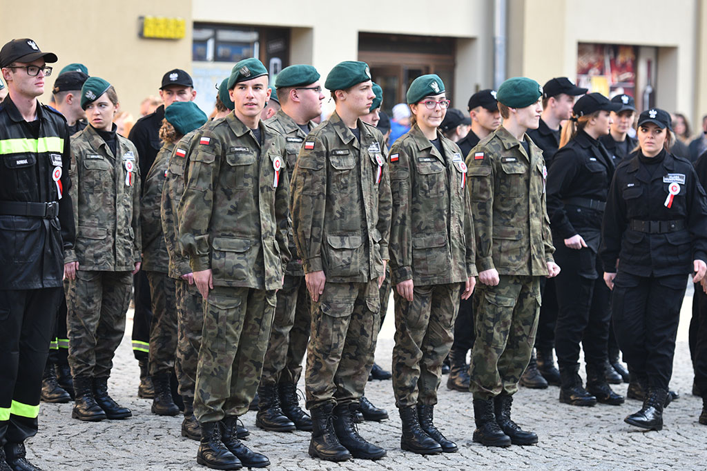 Uczniowie klas mundurowych ślubowali Biało – Czerwonej