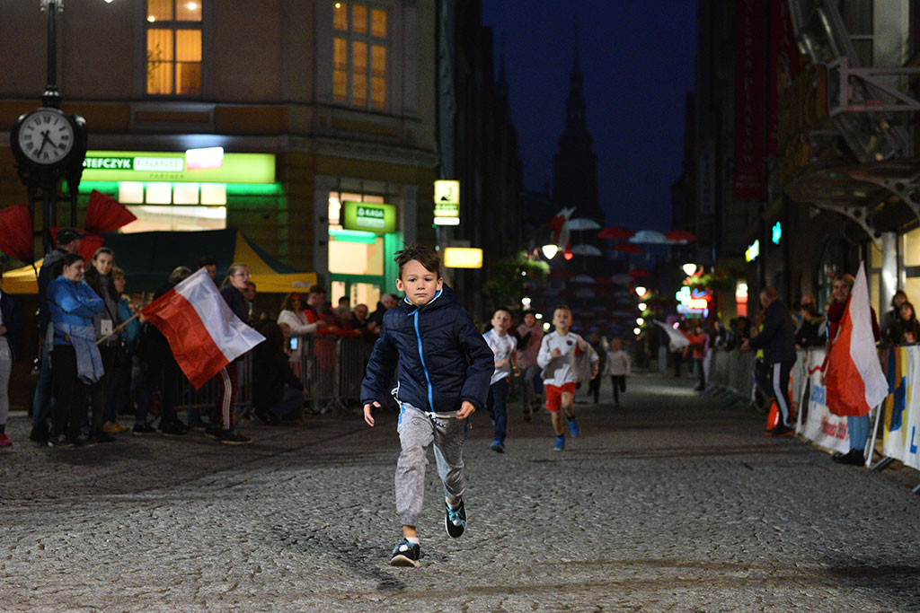 Dzieci, młodzież i kijkarze na Biegu Niepodległości