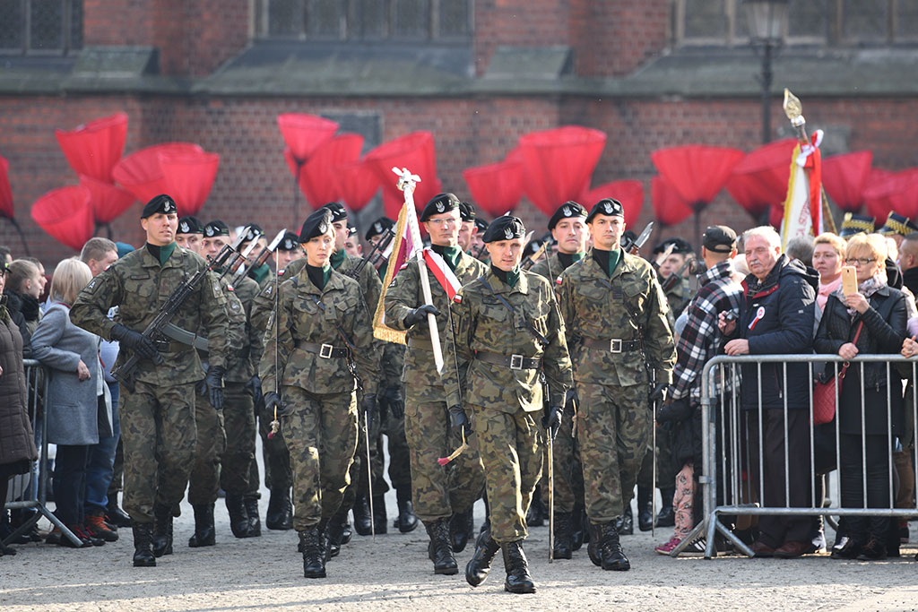 Uczniowie klas mundurowych ślubowali Biało – Czerwonej