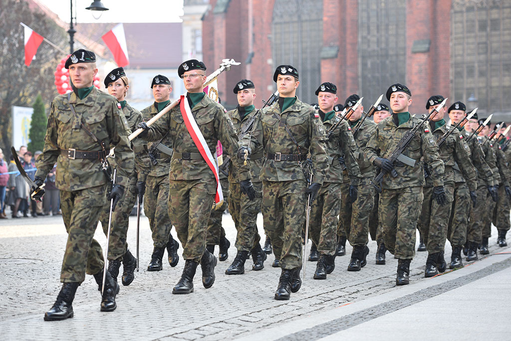 Uczniowie klas mundurowych ślubowali Biało – Czerwonej