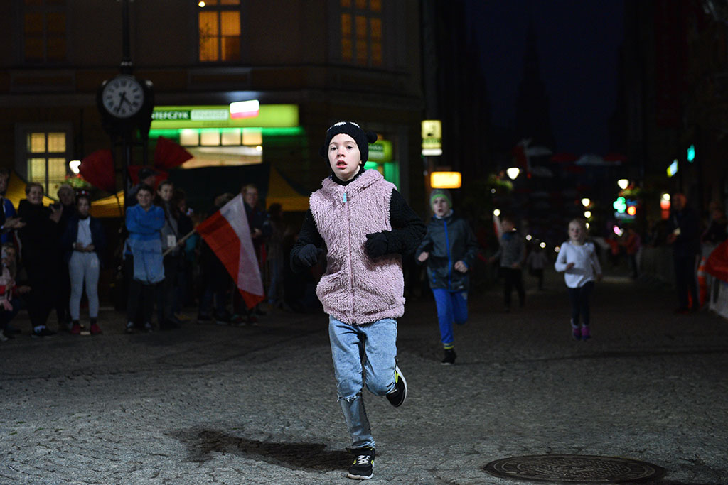 Dzieci, młodzież i kijkarze na Biegu Niepodległości