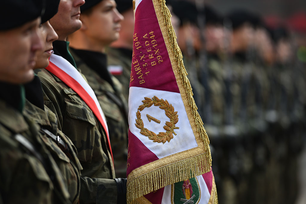 Uczniowie klas mundurowych ślubowali Biało – Czerwonej