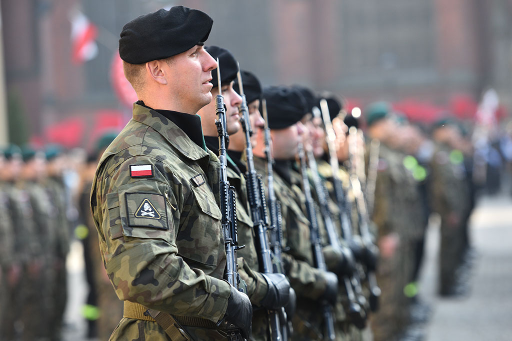 Uczniowie klas mundurowych ślubowali Biało – Czerwonej