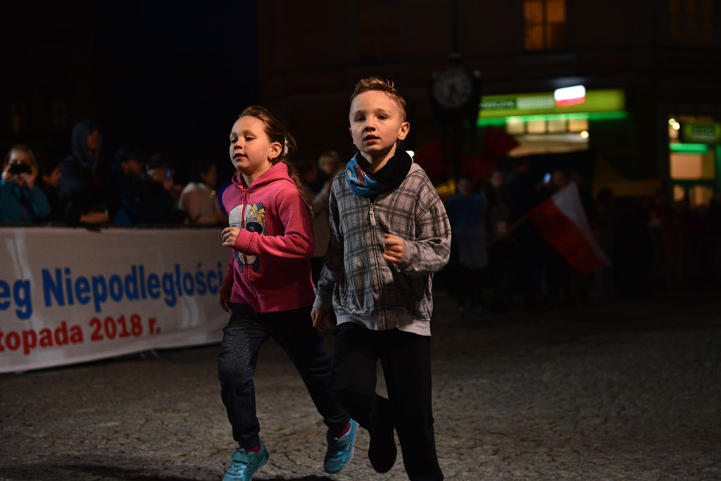 Dzieci, młodzież i kijkarze na Biegu Niepodległości