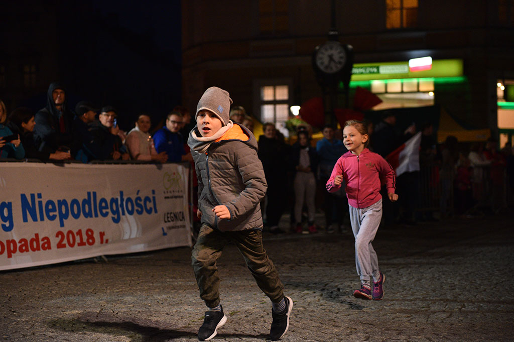 Dzieci, młodzież i kijkarze na Biegu Niepodległości