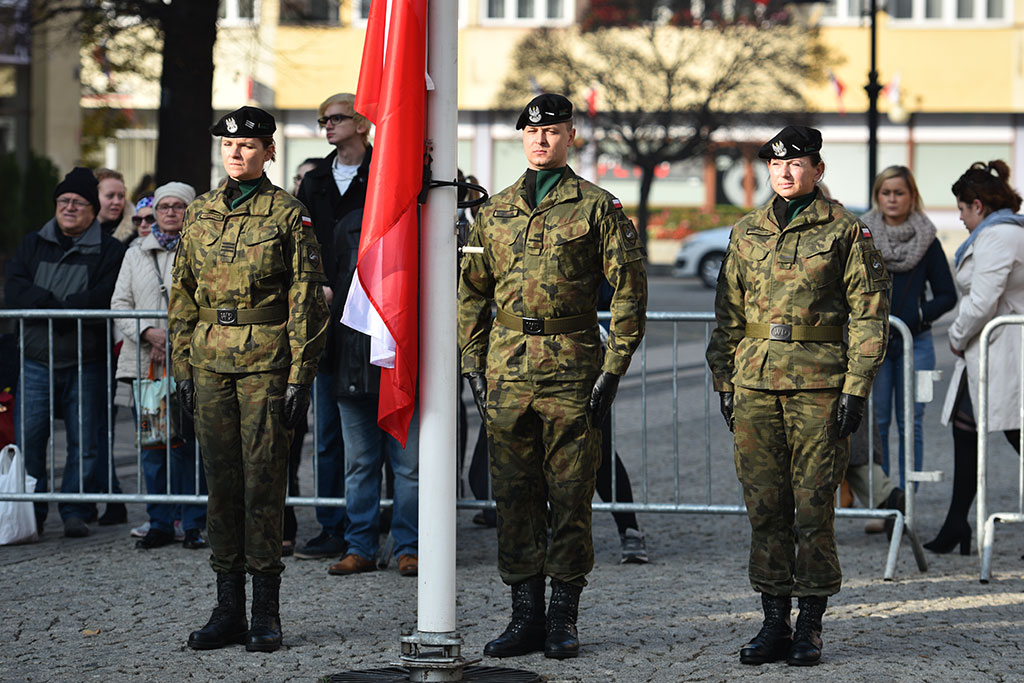 Uczniowie klas mundurowych ślubowali Biało – Czerwonej