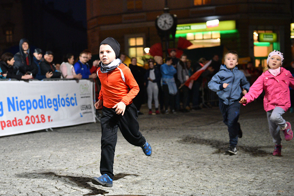 Dzieci, młodzież i kijkarze na Biegu Niepodległości