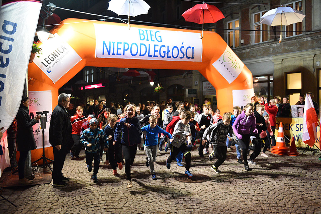 Dzieci, młodzież i kijkarze na Biegu Niepodległości