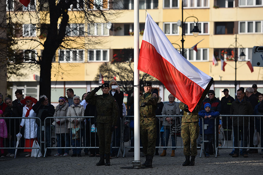 Uczniowie klas mundurowych ślubowali Biało – Czerwonej