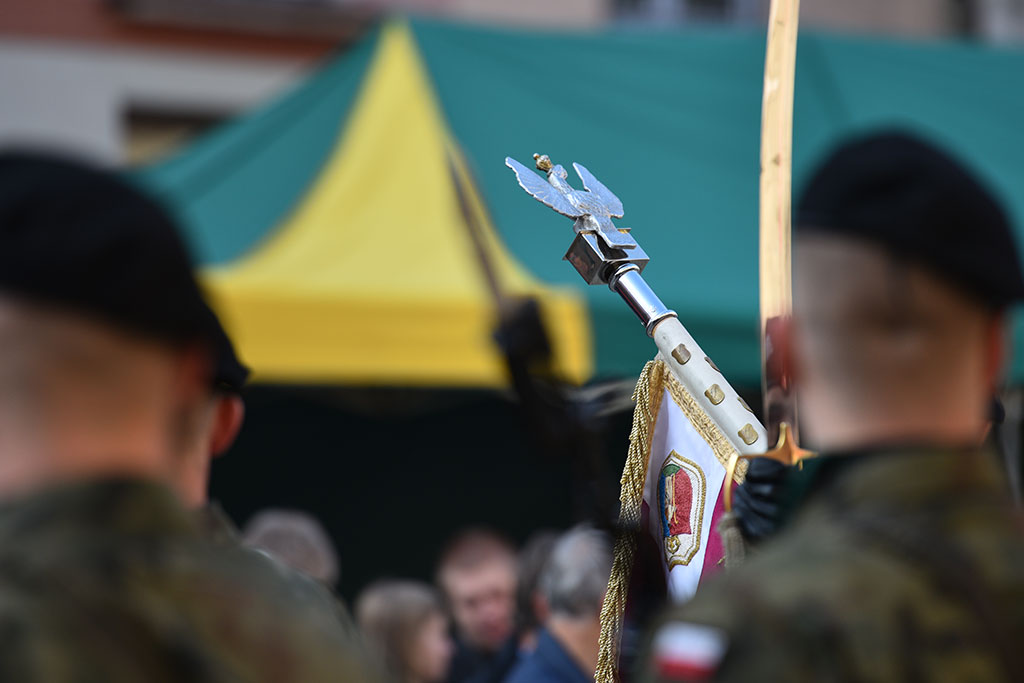 Uczniowie klas mundurowych ślubowali Biało – Czerwonej