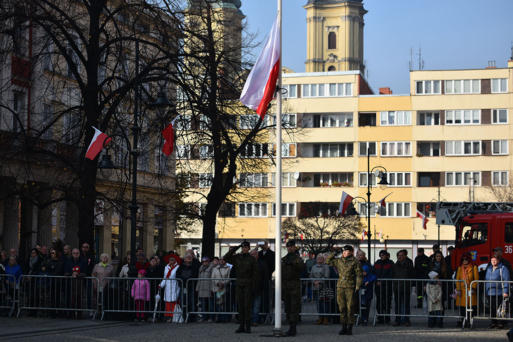 Uczniowie klas mundurowych ślubowali Biało – Czerwonej