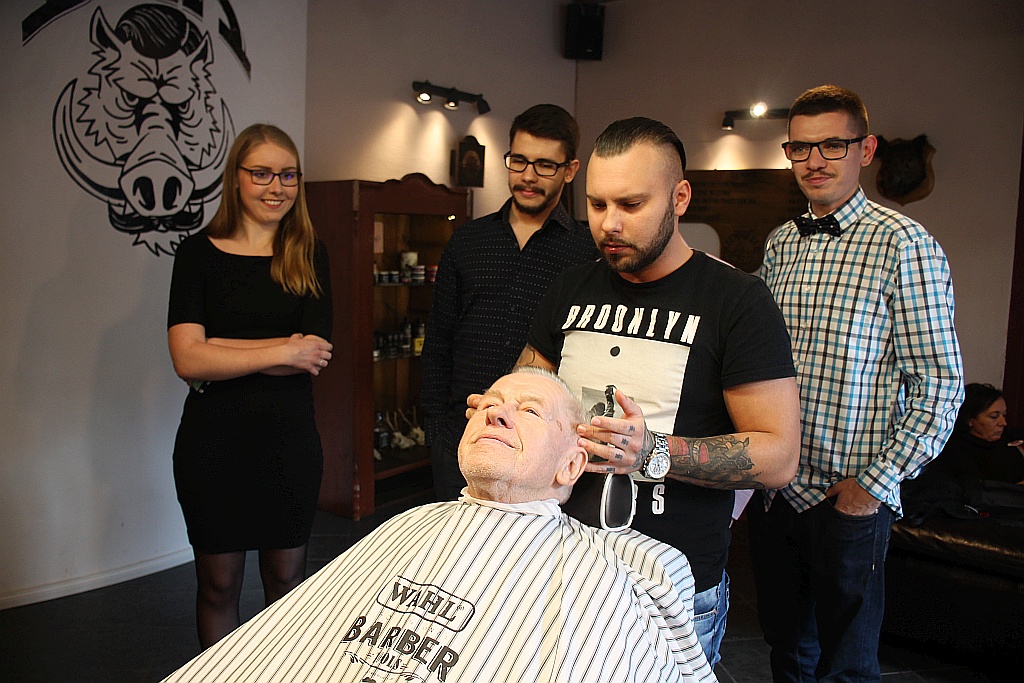 Stefan Czachor po raz pierwszy był z wizytą u fryzjera