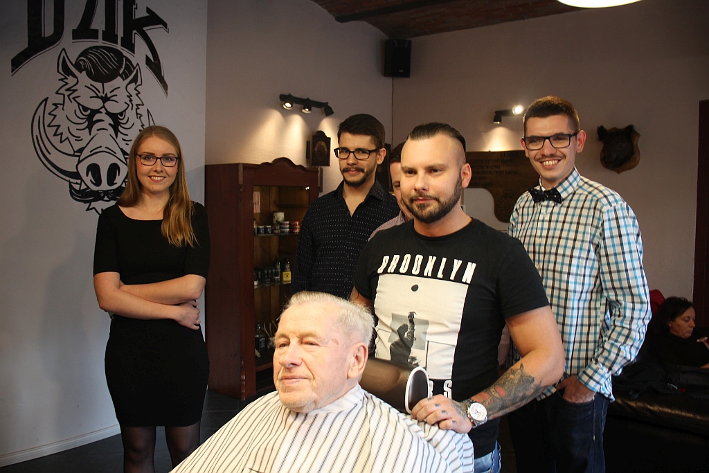 Stefan Czachor po raz pierwszy był z wizytą u fryzjera